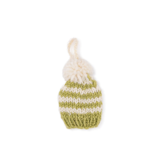 Detailfoto van hanger muts pompom lichtgroen van vilt