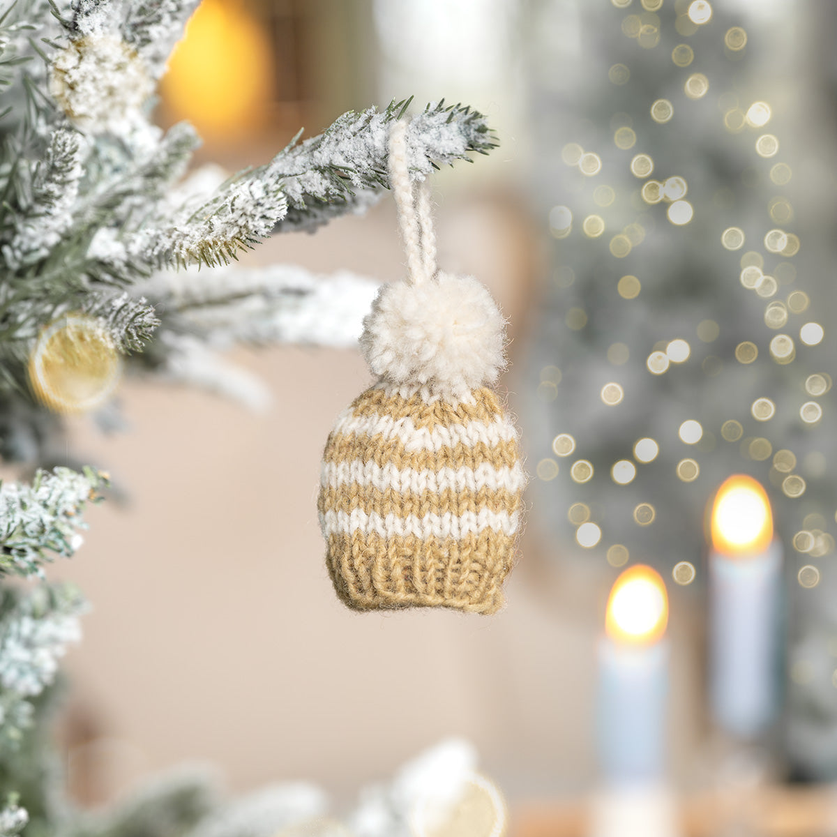 Hanger Muts Pompom Beige van vilt