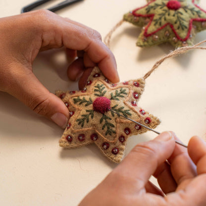 Hanger Ster Embroidery Beige van vilt