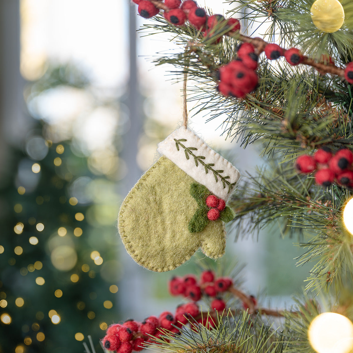 Vilten hanger wantje met holly berry lichtgroen