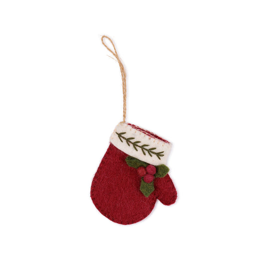 Detailfoto van vilten hanger wantje met holly berry rood