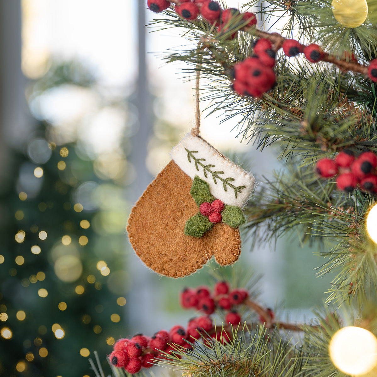 Vilten hanger wantje met holly berry bruin