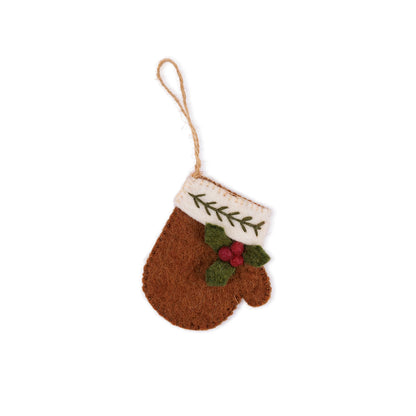 Detailfoto van vilten hanger wantje met holly berry bruin