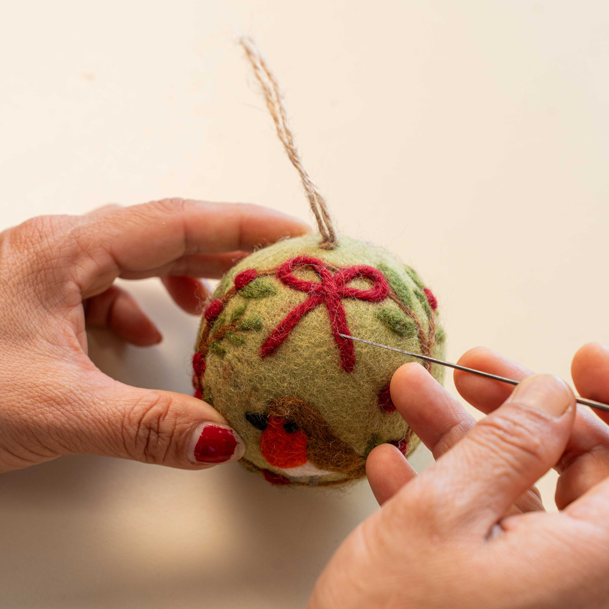 Hanger Bal English Christmas Roodborstje van vilt
