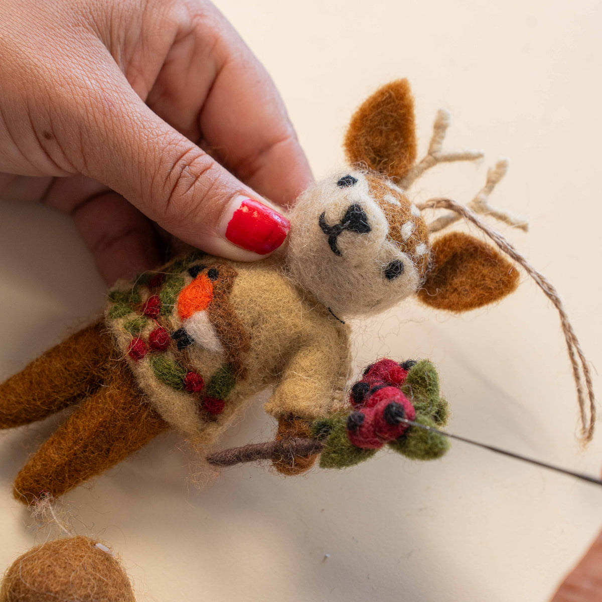 Hanger Hert English Christmas Beige van vilt
