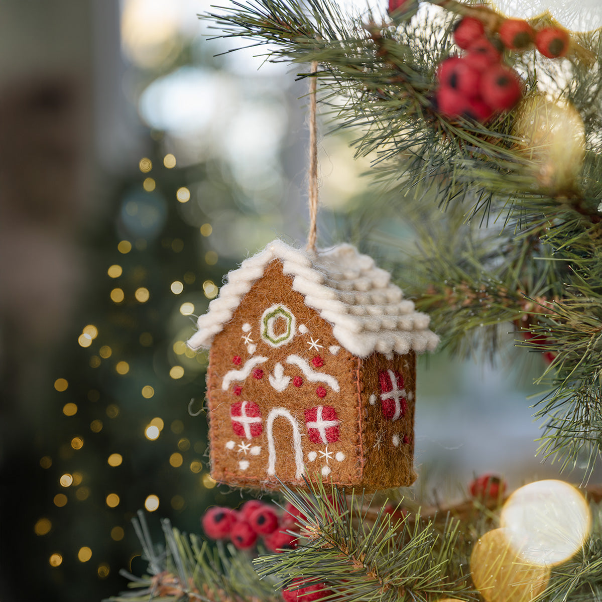 Vilten hanger huisje english christmas bruin