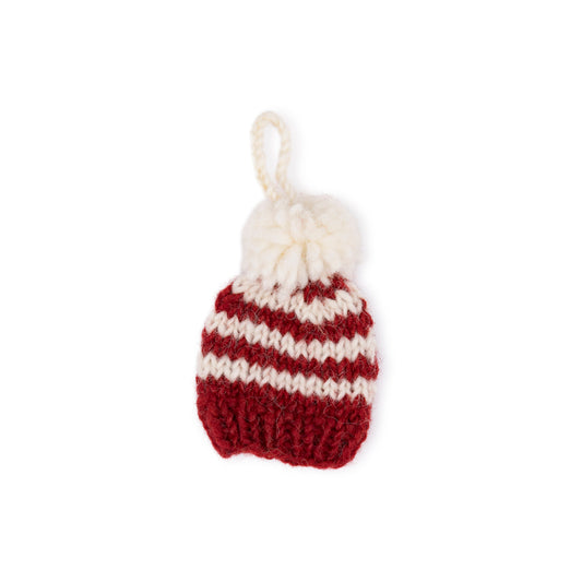 Detailfoto van vilten hanger muts pompom donkerrood