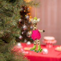 Hängende Giraffe auf Rollschuhen Fuchsia