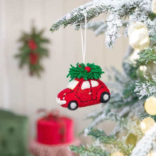 Vilten hanger auto met kerstboom