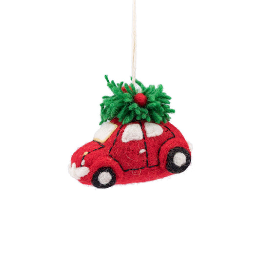 Detailfoto van vilten hanger auto met kerstboom