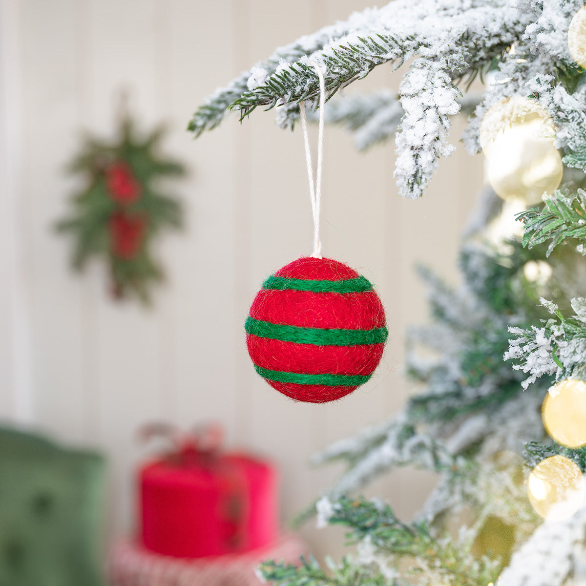 Vilten hanger bal streep rood jolly christmas