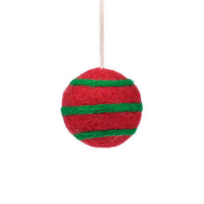 Detailfoto van vilten hanger bal streep rood jolly christmas