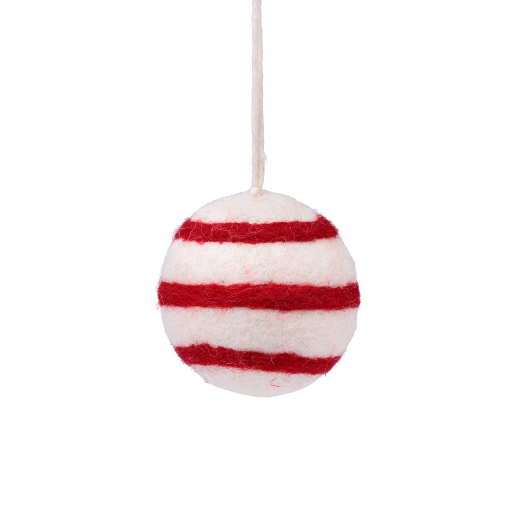 Detailfoto van vilten hanger bal streep wit jolly christmas