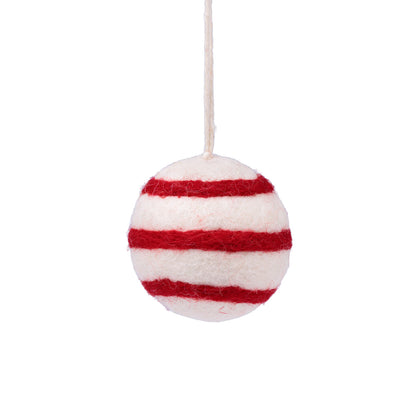 Detailfoto van vilten hanger bal streep wit jolly christmas