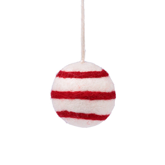 Detailfoto van vilten hanger bal streep wit jolly christmas