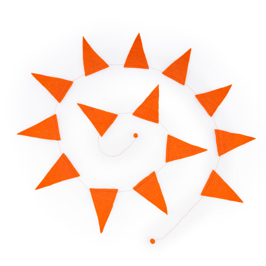 Detailfoto van vilten viltslinger vlag oranje