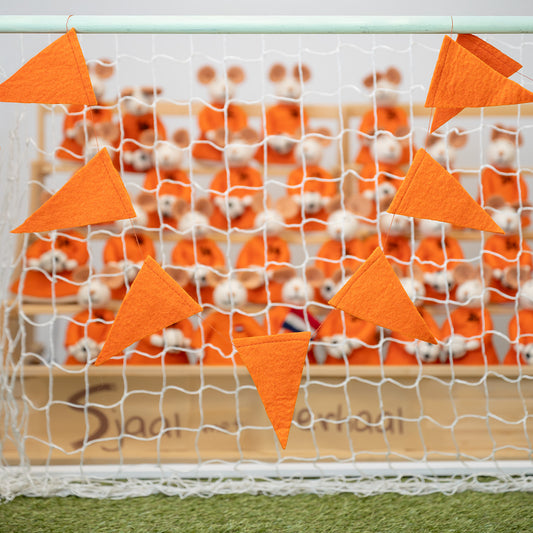 Detailfoto van vilten viltslinger vlag oranje