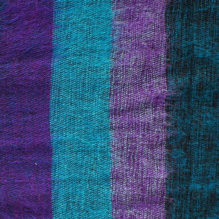 Detailfoto van sjaal turquoise paars