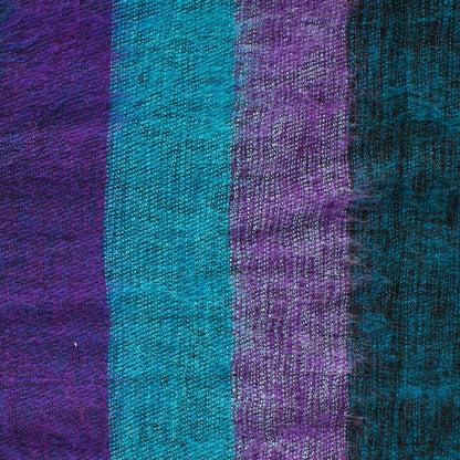Detailfoto van sjaal turquoise paars