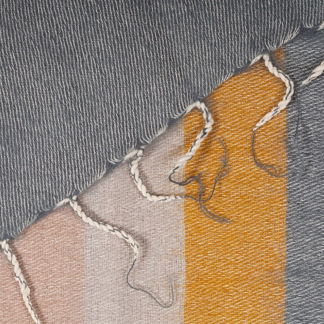 Detailfoto van sjaal okergeel crème