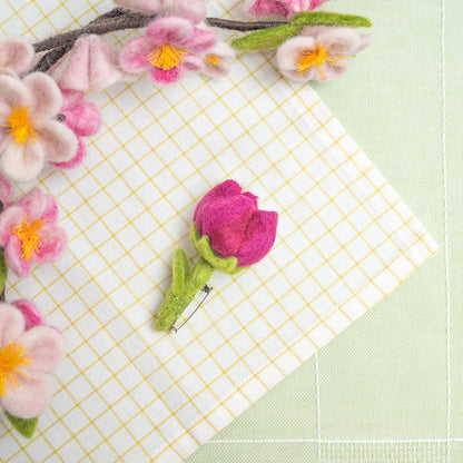 Detailfoto van vilten broche tulp feline