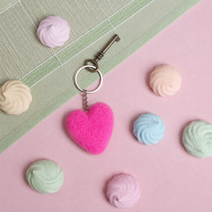 Vilten sleutelhanger hart roze