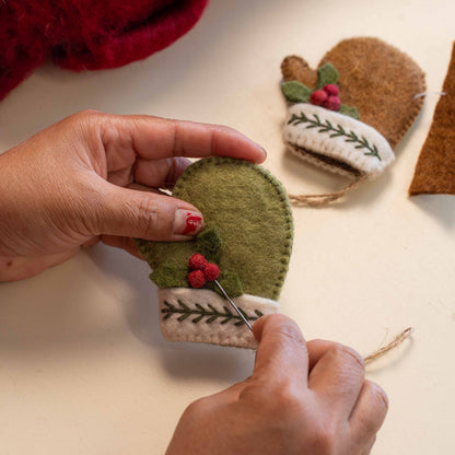 Hanger Wantje met Holly Berry Bruin van vilt