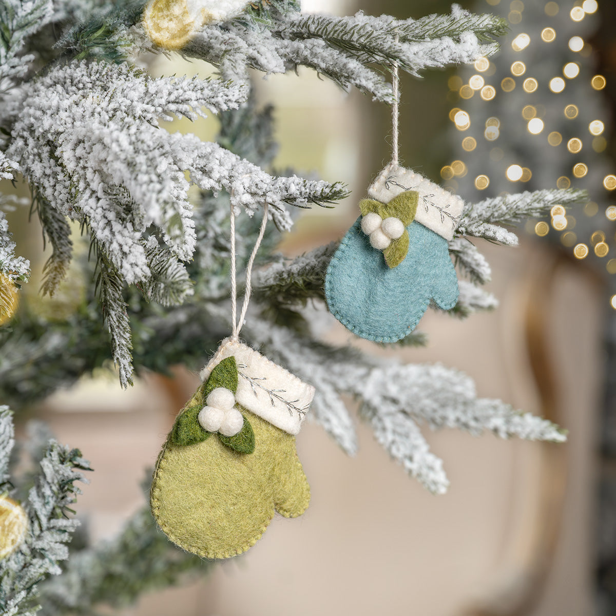 Detailfoto van hanger wantje met mistletoe ijsblauw van vilt