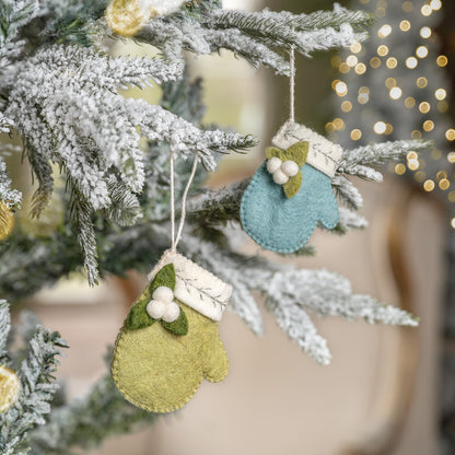 Detailfoto van hanger wantje met mistletoe ijsblauw van vilt