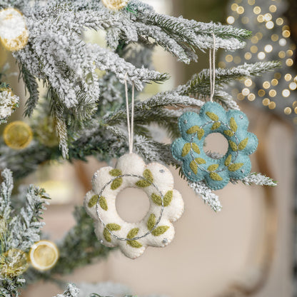 Detailfoto van hanger krans winterwonderland ijsblauw van vilt