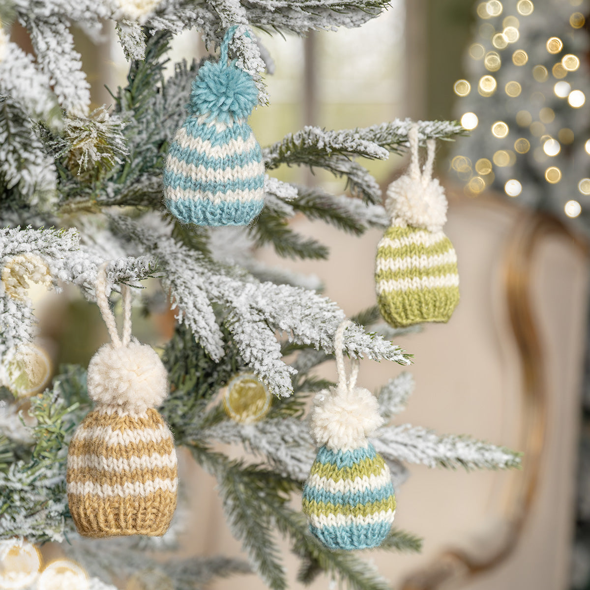 Detailfoto van hanger muts pompom lichtgroen-ijsblauw van vilt