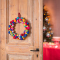 Weihnachtskranz aus Filzkugeln, mehrfarbig